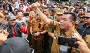 Bupati Kabupaten Muba, Toha Tohet, turun langsung menemui massa di halaman kantor bupati untuk membuka ruang dialog. (WARTANEGERIKU.ID/FRAN) Bupati Kabupaten Muba, Toha Tohet, turun langsung menemui massa di halaman kantor bupati untuk membuka ruang dialog. (WARTANEGERIKU.ID/FRAN)
