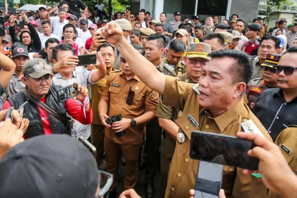 Bupati Kabupaten Muba, Toha Tohet, turun langsung menemui massa di halaman kantor bupati untuk membuka ruang dialog. (WARTANEGERIKU.ID/FRAN)