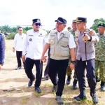 Apel Ikrar Bersama Implementasi Peraturan Menteri (Permen) ESDM Nomor 14 Tahun 2025. Kegiatan ini berlangsung khidmat di Lapangan Mapolsek Keluang. (WARTANEGERIKU.ID/FRAN)