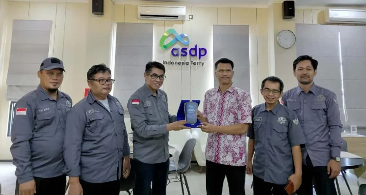 jajaran pengurus Pro Jurnalismedia Siber (PJS) melakukan kunjungan silaturahmi ke kantor PT ASDP Indonesia Ferry Cabang Merak, Provinsi Banten, pada hari Kamis, tanggal 30 Juli 2026. (WARTANEGERIKU.ID/AIRU)