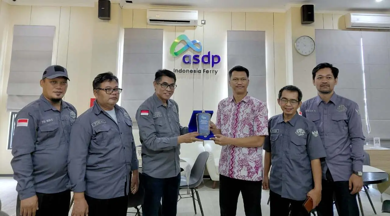 jajaran pengurus Pro Jurnalismedia Siber (PJS) melakukan kunjungan silaturahmi ke kantor PT ASDP Indonesia Ferry Cabang Merak, Provinsi Banten, pada hari Kamis, tanggal 30 Juli 2026. (WARTANEGERIKU.ID/AIRU)