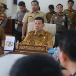 Sekretaris Daerah Kabupaten Muba, Syafaruddin, saat menerima audiensi dan aspirasi dari ratusan massa yang tergabung dalam Persatuan Penyuling Minyak Muba.