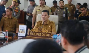 Sekretaris Daerah Kabupaten Muba, Syafaruddin, saat menerima audiensi dan aspirasi dari ratusan massa yang tergabung dalam Persatuan Penyuling Minyak Muba. Sekretaris Daerah Kabupaten Muba, Syafaruddin, saat menerima audiensi dan aspirasi dari ratusan massa yang tergabung dalam Persatuan Penyuling Minyak Muba.