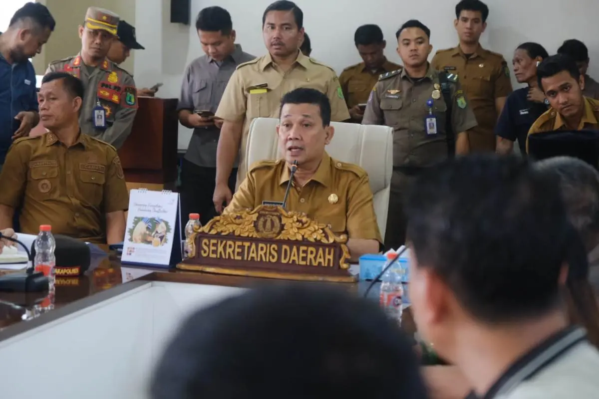 Sekretaris Daerah Kabupaten Muba, Syafaruddin, saat menerima audiensi dan aspirasi dari ratusan massa yang tergabung dalam Persatuan Penyuling Minyak Muba.