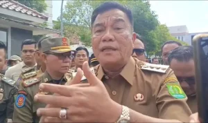 Bupati Musi Banyuasin (Muba), Toha Tohet, menegaskan komitmennya untuk terus memperjuangkan legalisasi tata kelola refinery atau penyulingan minyak masyarakat. Bupati Musi Banyuasin (Muba), Toha Tohet, menegaskan komitmennya untuk terus memperjuangkan legalisasi tata kelola refinery atau penyulingan minyak masyarakat.