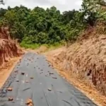Pemerintah Kecamatan Sanga Desa bersama Pemerintah Desa Macang Sakti, pihak perusahaan PT SAP, pengelola sawmill, dan warga setempat, bahu-membahu melakukan perbaikan jalan di Desa Macang Sakti. (WARTANEGERIKU.ID/FRAN)