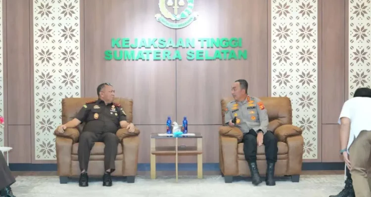 Kapolda Sumatra Selatan (Sumsel), Irjen Pol. Dr. Shandi Nugroho, melakukan kunjungan silaturahmi ke Kantor Kejaksaan Tinggi (Kejati) Sumsel di kawasan Jakabaring, Palembang. (WARTANEGERIKU.ID/AIRU)