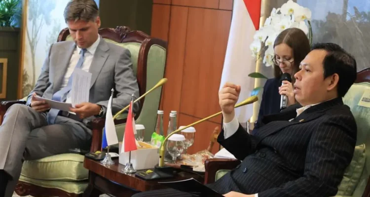 Sultan Baktiar Najamudin saat menerima kunjungan delegasi Roscosmos Federasi Rusia yang dipimpin oleh Director General Roscosmos, Dmitry Bakanov. (WARTANEGERIKU.ID/AIRU)