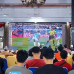 Ratusan masyarakat berkumpul untuk menyaksikan langsung laga perempat final Piala Dunia 2026 antara Argentina melawan Swiss dalam acara nonton bareng (nobar), pada hari Minggu, tanggal 12 Juli 2026. (WARTANEGERIKU.ID/FRAN)
