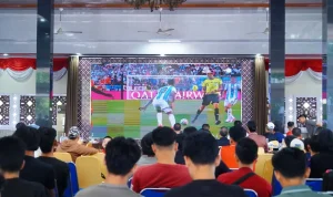 Ratusan masyarakat berkumpul untuk menyaksikan langsung laga perempat final Piala Dunia 2026 antara Argentina melawan Swiss dalam acara nonton bareng (nobar), pada hari Minggu, tanggal 12 Juli 2026. (WARTANEGERIKU.ID/FRAN)