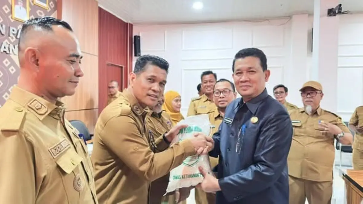 Pemerintah Kabupaten (Pemkab) Musi Banyuasin (Muba) melalui Dinas Ketahanan Pangan, kembali menyalurkan bantuan cadangan pangan daerah. (WARTANEGERIKU.ID/FRAN)