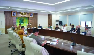 Rapat Tindak Lanjut Aspirasi Legalisasi Usaha Penyulingan Minyak Masyarakat yang dipimpin langsung oleh Bupati Muba, Toha Tohet, di Ruang Rapat Serasan Sekate, pada hari Senin, tanggal 15 Juni 2026. (WARTANEGERIKU.ID/FRAN) Rapat Tindak Lanjut Aspirasi Legalisasi Usaha Penyulingan Minyak Masyarakat yang dipimpin langsung oleh Bupati Muba, Toha Tohet, di Ruang Rapat Serasan Sekate, pada hari Senin, tanggal 15 Juni 2026. (WARTANEGERIKU.ID/FRAN)