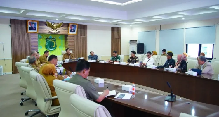 Rapat Tindak Lanjut Aspirasi Legalisasi Usaha Penyulingan Minyak Masyarakat yang dipimpin langsung oleh Bupati Muba, Toha Tohet, di Ruang Rapat Serasan Sekate, pada hari Senin, tanggal 15 Juni 2026. (WARTANEGERIKU.ID/FRAN)