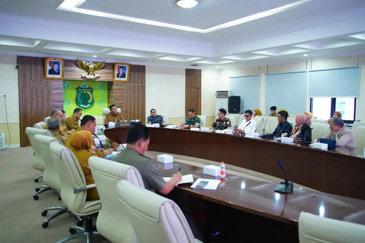 Rapat Tindak Lanjut Aspirasi Legalisasi Usaha Penyulingan Minyak Masyarakat yang dipimpin langsung oleh Bupati Muba, Toha Tohet, di Ruang Rapat Serasan Sekate, pada hari Senin, tanggal 15 Juni 2026. (WARTANEGERIKU.ID/FRAN)