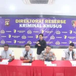 Kepolisian Daerah (Polda) Sumatra Selatan (Sumsel) melalui Direktorat Reserse Kriminal Khusus (Ditreskrimsus), mengungkap kasus penyalahgunaan pengangkutan dan niaga bahan bakar minyak (BBM) jenis solar bersubsidi di Kota Palembang. (WARTANEGERIKU.ID/AIRU)