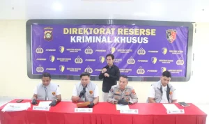 Kepolisian Daerah (Polda) Sumatra Selatan (Sumsel) melalui Direktorat Reserse Kriminal Khusus (Ditreskrimsus), mengungkap kasus penyalahgunaan pengangkutan dan niaga bahan bakar minyak (BBM) jenis solar bersubsidi di Kota Palembang. (WARTANEGERIKU.ID/AIRU)