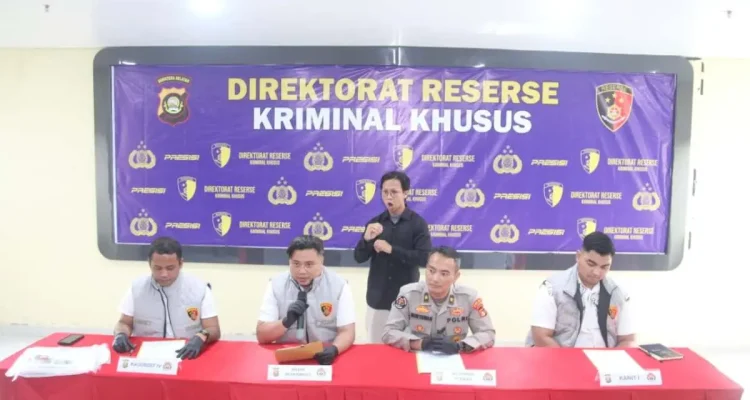 Kepolisian Daerah (Polda) Sumatra Selatan (Sumsel) melalui Direktorat Reserse Kriminal Khusus (Ditreskrimsus), mengungkap kasus penyalahgunaan pengangkutan dan niaga bahan bakar minyak (BBM) jenis solar bersubsidi di Kota Palembang. (WARTANEGERIKU.ID/AIRU)