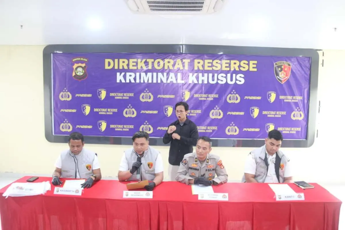 Kepolisian Daerah (Polda) Sumatra Selatan (Sumsel) melalui Direktorat Reserse Kriminal Khusus (Ditreskrimsus), mengungkap kasus penyalahgunaan pengangkutan dan niaga bahan bakar minyak (BBM) jenis solar bersubsidi di Kota Palembang. (WARTANEGERIKU.ID/AIRU)