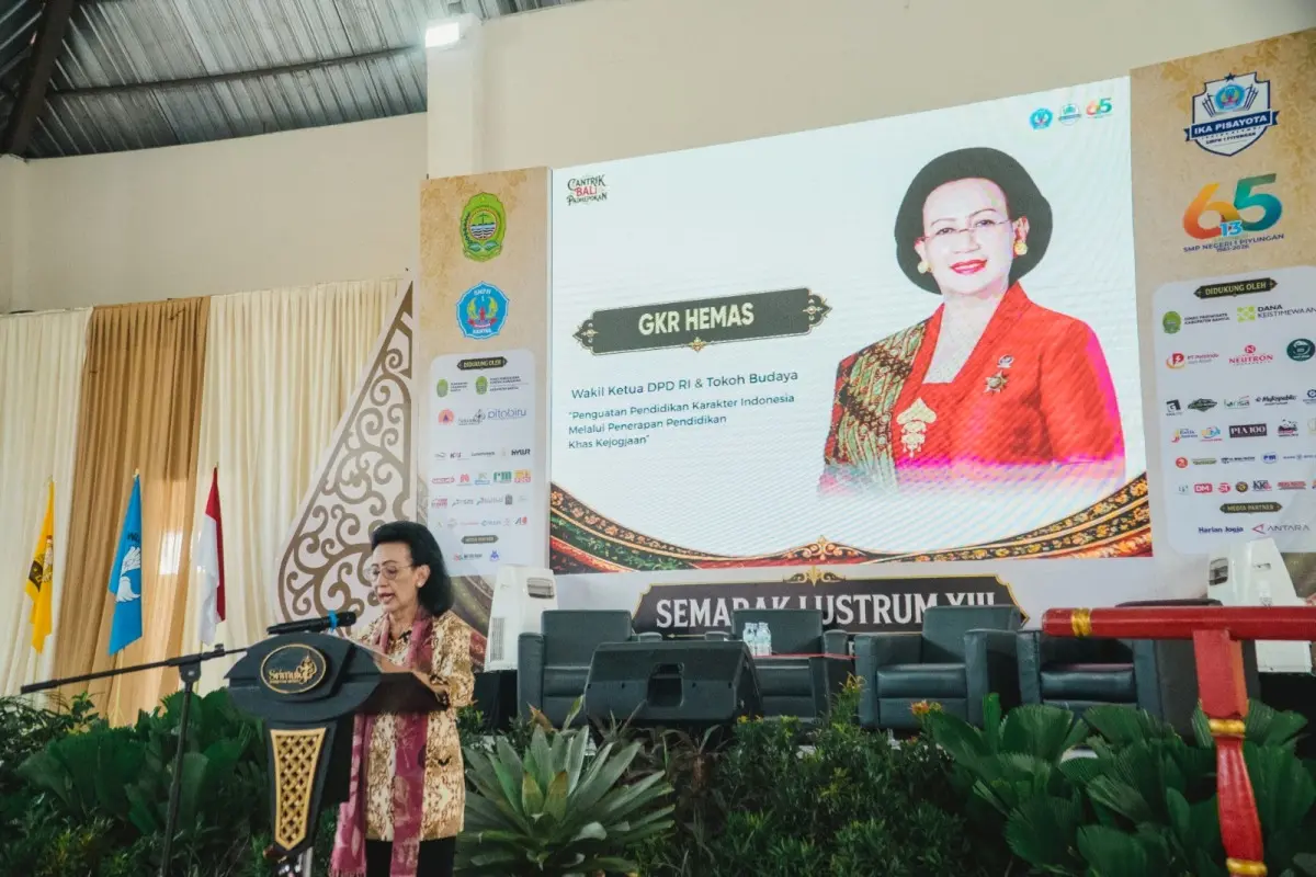 GKR Hemas saat memberikan keynote speech pada peringatan Lustrum XIII atau 65 Tahun SMP Negeri 1 Piyungan, sekaligus membuka Musyawarah Nasional I Ikatan Alumni Pisayota di Bantul, Sabtu, 1 Agustus 2026. (WARTANEGERIKU.ID/AIRU)