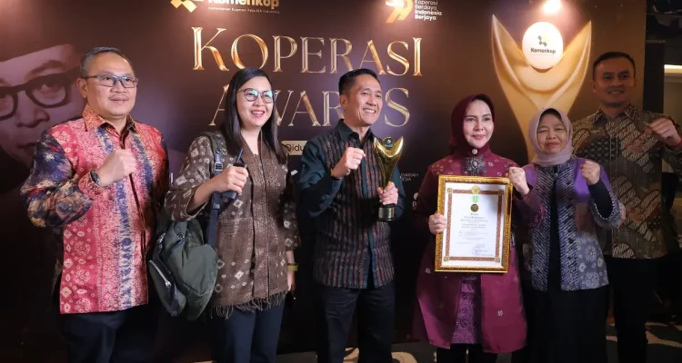 Pemerintah Kota (Pemkot) Palembang menerima apresiasi pemerintah pusat, melalui penghargaan Bakti Koperasi Nayaka Mahambara, pada ajang Koperasi Awards 2026, Kamis malam, tanggal 20 Agustus 2026 di Jakarta. (WARTANEGERIKU.ID/HUMAS PEMKOT PALEMBANG)