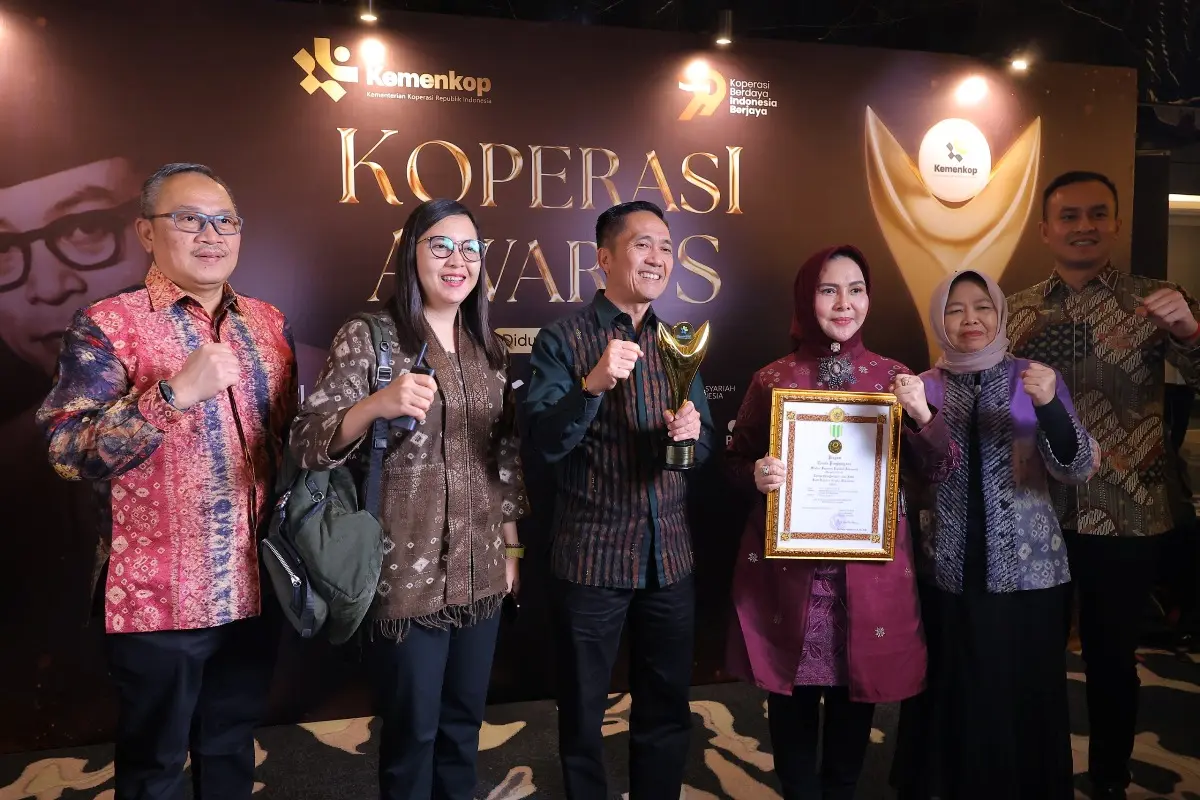 Pemerintah Kota (Pemkot) Palembang menerima apresiasi pemerintah pusat, melalui penghargaan Bakti Koperasi Nayaka Mahambara, pada ajang Koperasi Awards 2026, Kamis malam, tanggal 20 Agustus 2026 di Jakarta. (WARTANEGERIKU.ID/HUMAS PEMKOT PALEMBANG)