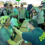 Kepala Kepolisian Republik Indonesia (Kapolri), Jenderal Polisi Listyo Sigit Prabowo, bersama Ketua Komisi IV DPR RI, Siti Hediati Hariyadi yang akrab disapa Titiek Soeharto, melakukan peninjauan langsung ke lokasi pengungsian korban gempa bumi di Kabupaten Manggarai dan Manggarai Timur. (WARTANEGERIKU.ID/AIRU)