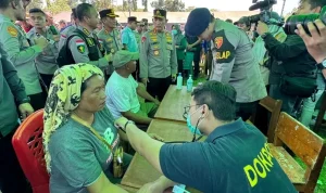 Kepala Kepolisian Republik Indonesia (Kapolri), Jenderal Polisi Listyo Sigit Prabowo, bersama Ketua Komisi IV DPR RI, Siti Hediati Hariyadi yang akrab disapa Titiek Soeharto, melakukan peninjauan langsung ke lokasi pengungsian korban gempa bumi di Kabupaten Manggarai dan Manggarai Timur. (WARTANEGERIKU.ID/AIRU)