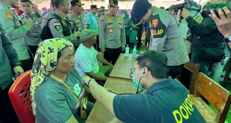 Kepala Kepolisian Republik Indonesia (Kapolri), Jenderal Polisi Listyo Sigit Prabowo, bersama Ketua Komisi IV DPR RI, Siti Hediati Hariyadi yang akrab disapa Titiek Soeharto, melakukan peninjauan langsung ke lokasi pengungsian korban gempa bumi di Kabupaten Manggarai dan Manggarai Timur. (WARTANEGERIKU.ID/AIRU)