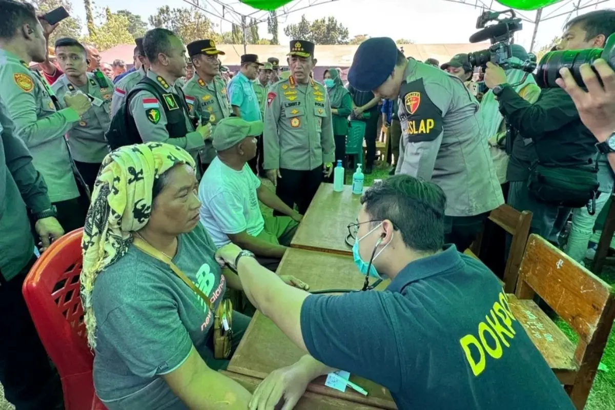 Kepala Kepolisian Republik Indonesia (Kapolri), Jenderal Polisi Listyo Sigit Prabowo, bersama Ketua Komisi IV DPR RI, Siti Hediati Hariyadi yang akrab disapa Titiek Soeharto, melakukan peninjauan langsung ke lokasi pengungsian korban gempa bumi di Kabupaten Manggarai dan Manggarai Timur. (WARTANEGERIKU.ID/AIRU)