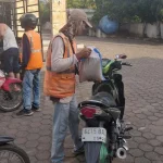 Dewan Pimpinan Cabang (DPC) Pro Jurnalismedia Siber (PJS) Kabupaten Musi Banyuasin (Muba) kembali mewujudkan komitmen sosialnya, dengan membagikan puluhan karung beras kepada warga yang membutuhkan. (WARTANEGERIKU.ID/TRI)