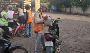 Dewan Pimpinan Cabang (DPC) Pro Jurnalismedia Siber (PJS) Kabupaten Musi Banyuasin (Muba) kembali mewujudkan komitmen sosialnya, dengan membagikan puluhan karung beras kepada warga yang membutuhkan. (WARTANEGERIKU.ID/TRI)