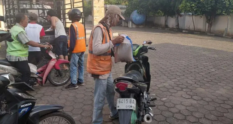 Dewan Pimpinan Cabang (DPC) Pro Jurnalismedia Siber (PJS) Kabupaten Musi Banyuasin (Muba) kembali mewujudkan komitmen sosialnya, dengan membagikan puluhan karung beras kepada warga yang membutuhkan. (WARTANEGERIKU.ID/TRI)