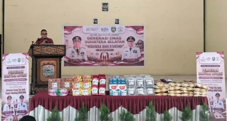 Pada hari Selasa, tanggal 18 Agustus 2026, Aula Kantor Kecamatan Alang-Alang Lebar menjadi lokasi penyaluran bantuan nutrisi yang diinisiasi oleh PT Tirta Sriwijaya Maju (PT TSM), bagi 30 keluarga penerima manfaat. (WARTANEGERIKU.ID/AIRU)