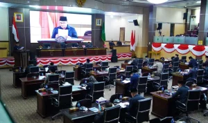 Bupati Muba, Toha Tohet, saat memberikan jawaban dan penjelasan atas pandangan umum fraksi-fraksi DPRD terhadap Nota Keuangan Rancangan Perubahan APBD Muba 2026. (WARTANEGERIKU.ID/AIRU)