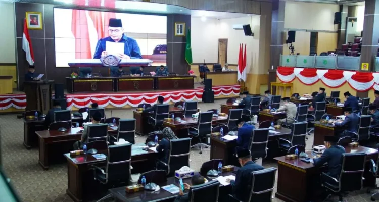 Bupati Muba, Toha Tohet, saat memberikan jawaban dan penjelasan atas pandangan umum fraksi-fraksi DPRD terhadap Nota Keuangan Rancangan Perubahan APBD Muba 2026. (WARTANEGERIKU.ID/AIRU)