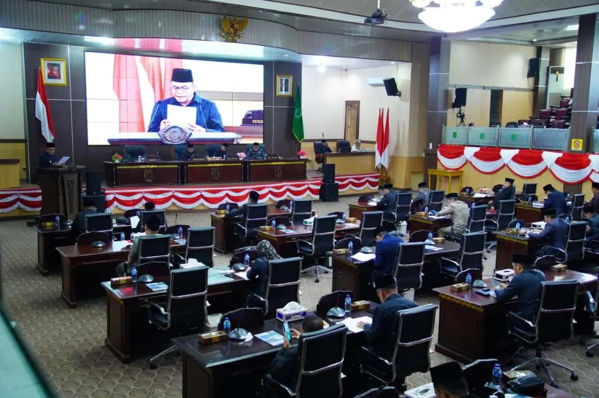 Bupati Muba, Toha Tohet, saat memberikan jawaban dan penjelasan atas pandangan umum fraksi-fraksi DPRD terhadap Nota Keuangan Rancangan Perubahan APBD Muba 2026. (WARTANEGERIKU.ID/AIRU)