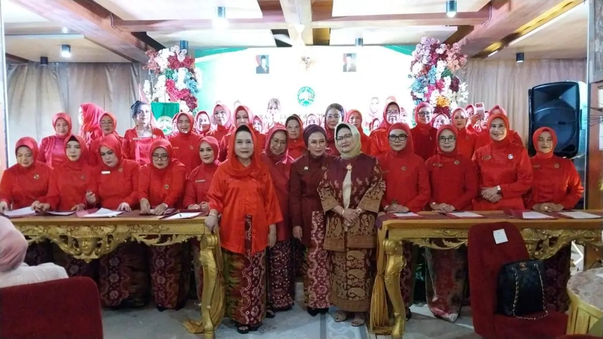 Kepemimpinan baru resmi diemban oleh tokoh perempuan Sumatra Selatan (Sumsel), Hj Lucianty. Ia dipercaya menakhodai Pengurus Persatuan Wanita Palembang Sumatera Selatan (PWPSS) Perwakilan Sumatra Selatan untuk masa bakti 2026–2029. (WARTANEGERIKU.ID/AIRU)