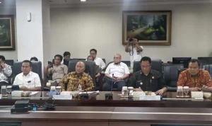 Rapat Koordinasi Monitoring Pengelolaan Sumur Minyak Masyarakat, Sumur Tua, dan Sumur Idle di Ruang Rapat Utama Gedung Bina Graha, Kantor Staf Kepresidenan (KSP), Jakarta, pada Kamis, tanggal 10 September 2026. (WARTANEGERIKU.ID/AIRU) Rapat Koordinasi Monitoring Pengelolaan Sumur Minyak Masyarakat, Sumur Tua, dan Sumur Idle di Ruang Rapat Utama Gedung Bina Graha, Kantor Staf Kepresidenan (KSP), Jakarta, pada Kamis, tanggal 10 September 2026. (WARTANEGERIKU.ID/AIRU)