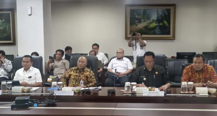 Rapat Koordinasi Monitoring Pengelolaan Sumur Minyak Masyarakat, Sumur Tua, dan Sumur Idle di Ruang Rapat Utama Gedung Bina Graha, Kantor Staf Kepresidenan (KSP), Jakarta, pada Kamis, tanggal 10 September 2026. (WARTANEGERIKU.ID/AIRU)