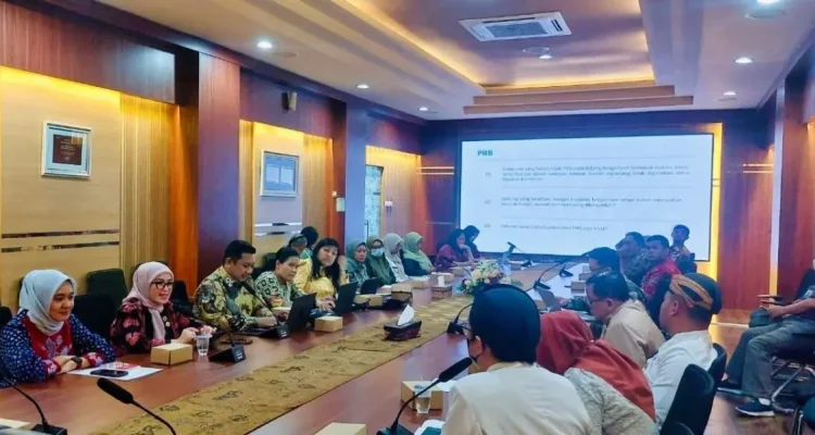 dialog bersama Bidang Dokumentasi dan Jaringan Informasi Hukum (DJIH) Pusat Perancangan dan Kajian Kebijakan Hukum (Pusperjakum) Sekretariat Jenderal DPD RI di Kompleks Pemerintahan Kota Surakarta. (WARTANEGERIKU.ID/AIR)