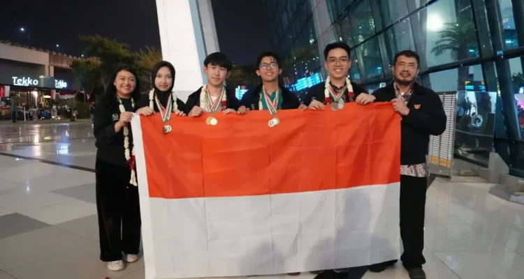 Pelajar Indonesia kembali menorehkan prestasi gemilang di kancah internasional, dengan memborong total 12 medali pada ajang International Earth Science Olympiad (IESO) ke-19. Kompetisi ilmu kebumian bergengsi tingkat dunia ini diselenggarakan di Turin, Italia, pada 20 hingga 27 Agustus 2026. (WARTANEGERIKU.ID/KEMENDIKDASMEN.GO.ID)