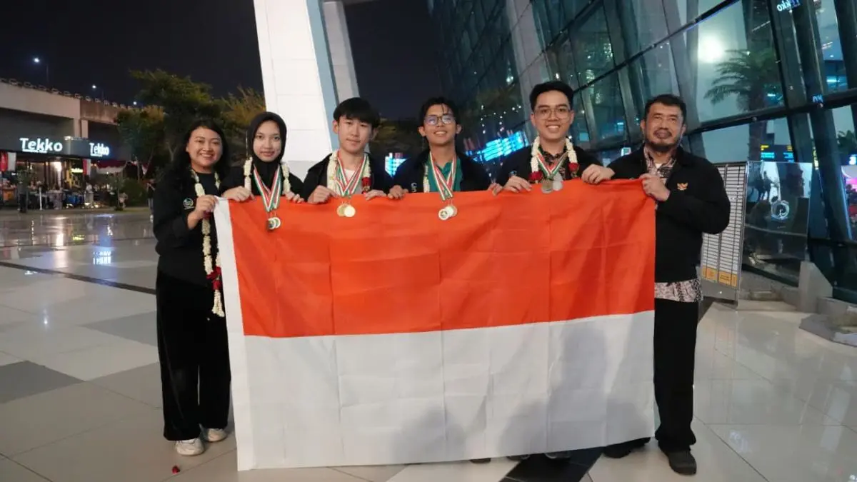 Pelajar Indonesia kembali menorehkan prestasi gemilang di kancah internasional, dengan memborong total 12 medali pada ajang International Earth Science Olympiad (IESO) ke-19. Kompetisi ilmu kebumian bergengsi tingkat dunia ini diselenggarakan di Turin, Italia, pada 20 hingga 27 Agustus 2026. (WARTANEGERIKU.ID/KEMENDIKDASMEN.GO.ID)