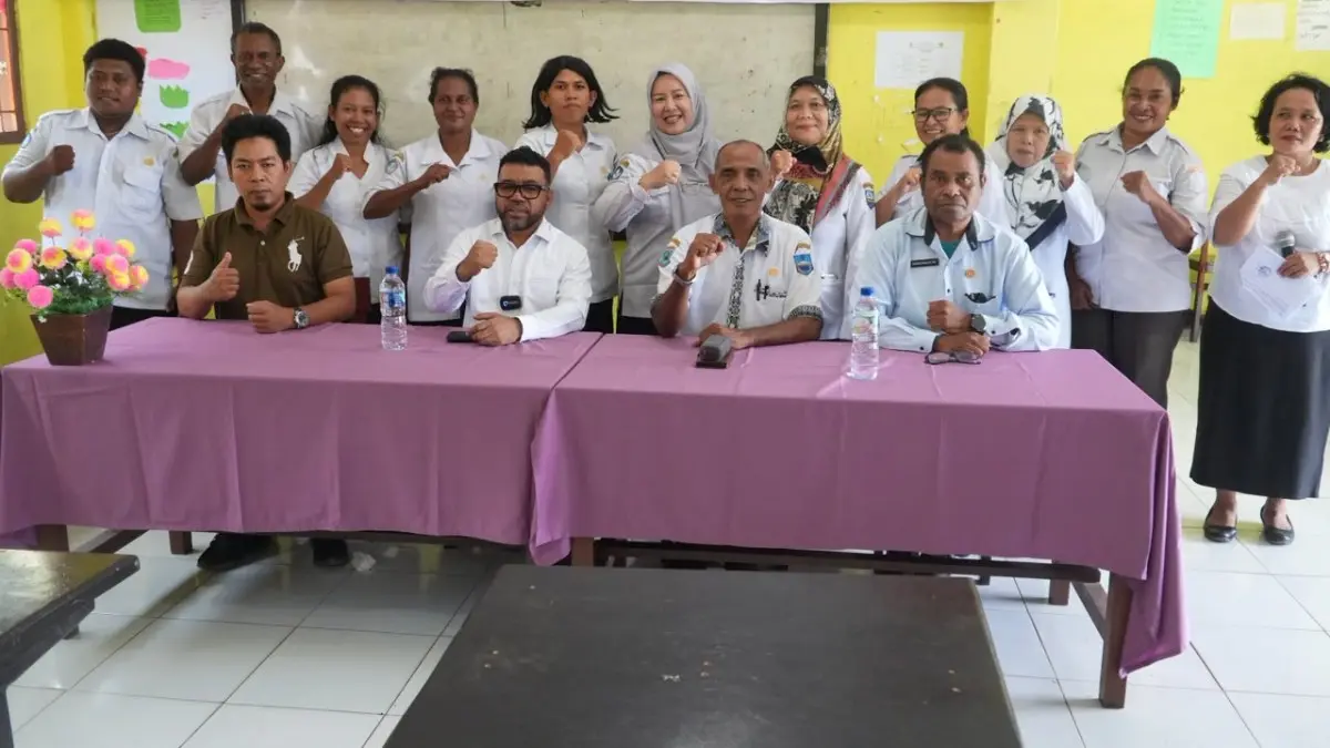 Anggota Dewan Perwakilan Daerah (DPD) Republik Indonesia (RI) Daerah Pemilihan (Dapil) Papua Barat, Dr. Filep Wamafma, menggelar kunjungan reses di SMP Negeri 10 Manokwari pada Rabu, 21 Oktober 2026. (WARTANEGERIKU.ID/AIRU)