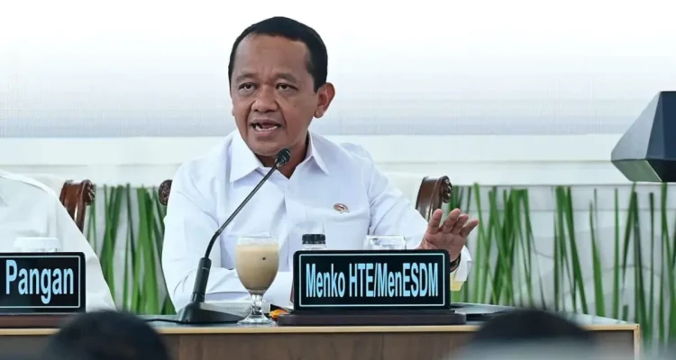 Menteri Koordinator Bidang Hilirisasi dan Transisi Energi sekaligus Menteri ESDM Bahlil Lahadalia menyampaikan laporannya pada Sidang Kabinet Paripurna (SKP) Dua Tahun Pertama Pemerintahan Kerja Nyata untuk Negeri yang dipimpin Presiden Prabowo Subianto di Istana Kepresidenan Jakarta, pada Rabu, 21 Oktober 2026. (Foto: BPMI Setpres/Muchlis Jr)