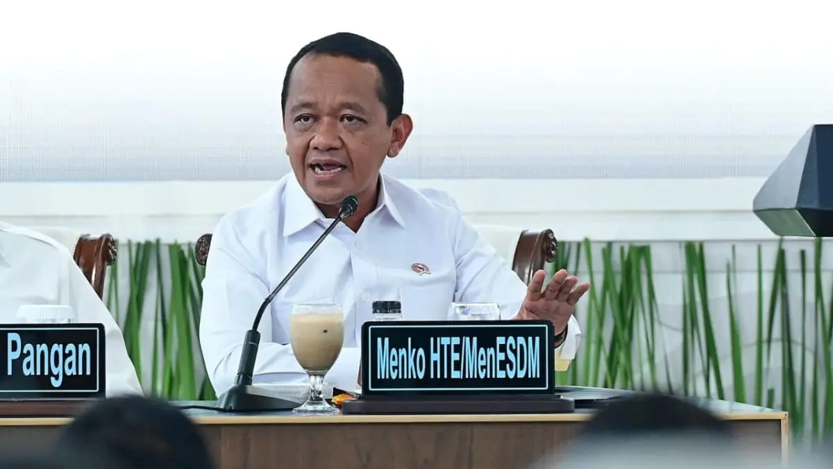 Menteri Koordinator Bidang Hilirisasi dan Transisi Energi sekaligus Menteri ESDM Bahlil Lahadalia menyampaikan laporannya pada Sidang Kabinet Paripurna (SKP) Dua Tahun Pertama Pemerintahan Kerja Nyata untuk Negeri yang dipimpin Presiden Prabowo Subianto di Istana Kepresidenan Jakarta, pada Rabu, 21 Oktober 2026. (Foto: BPMI Setpres/Muchlis Jr)